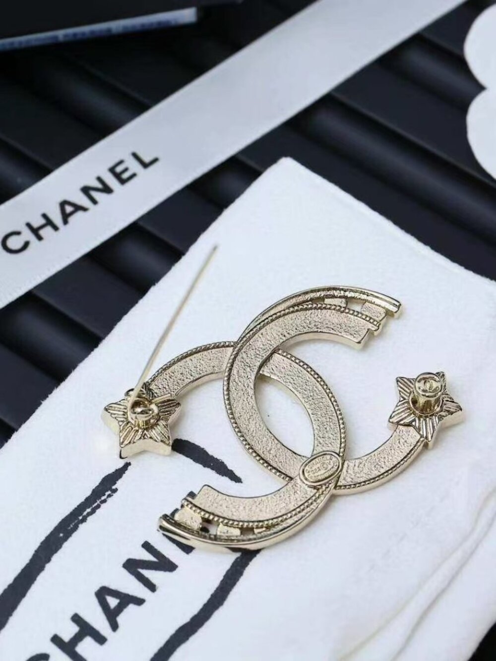 CHANEL Sliver Brooch - Picture 3 of 6
